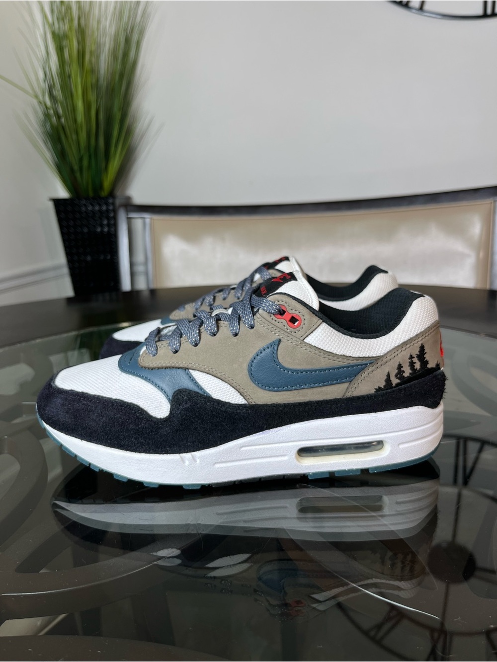 Nike Air Max 1 Premium
Escape Men's Low Top Lace-Up Suede Sneakers Sz 9.5